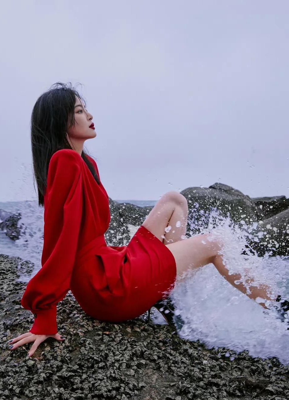 辛芷蕾红裙海边质感写真,美艳明媚,美丽大气!