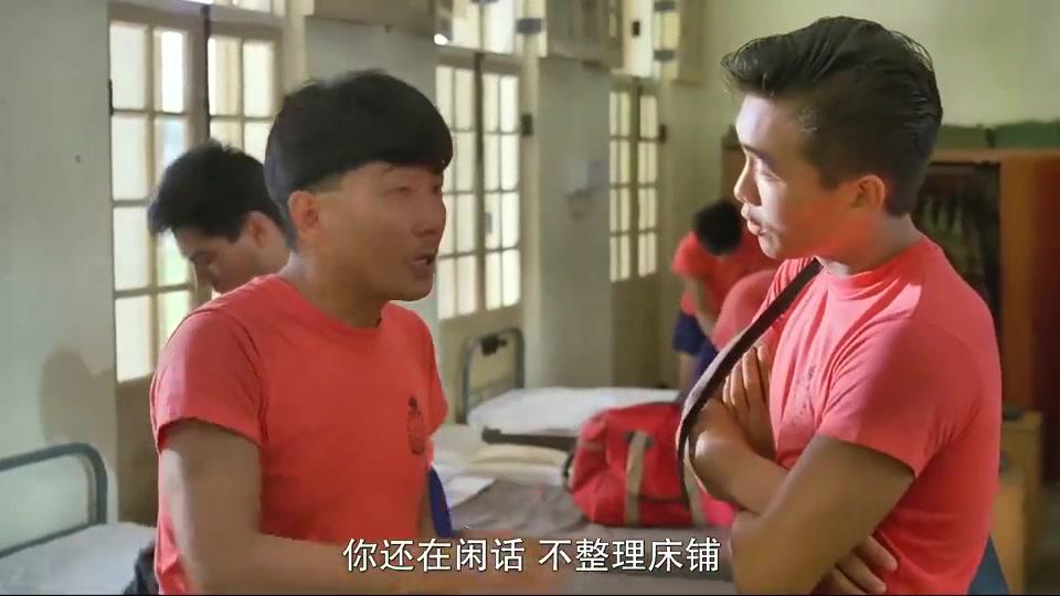 电影飞虎奇兵,眼镜蛇教官突击检查学员宿舍,两位学员被罚惨了
