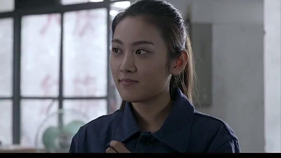 厂中同事开始追求李国生,还好唐佳欣及时出现解围