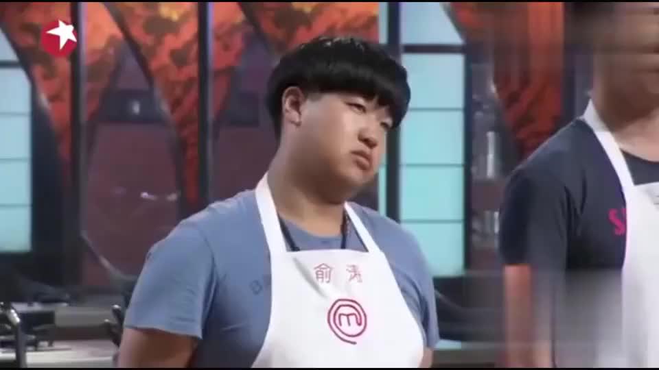 顶级厨师 猪大肠好油腻, 刘一帆操作起来技术很溜, 学员们受不了_新浪新闻