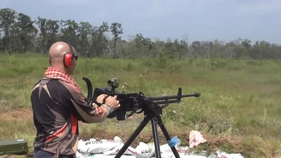 试射85式127毫米重机枪,这声音我喜欢!