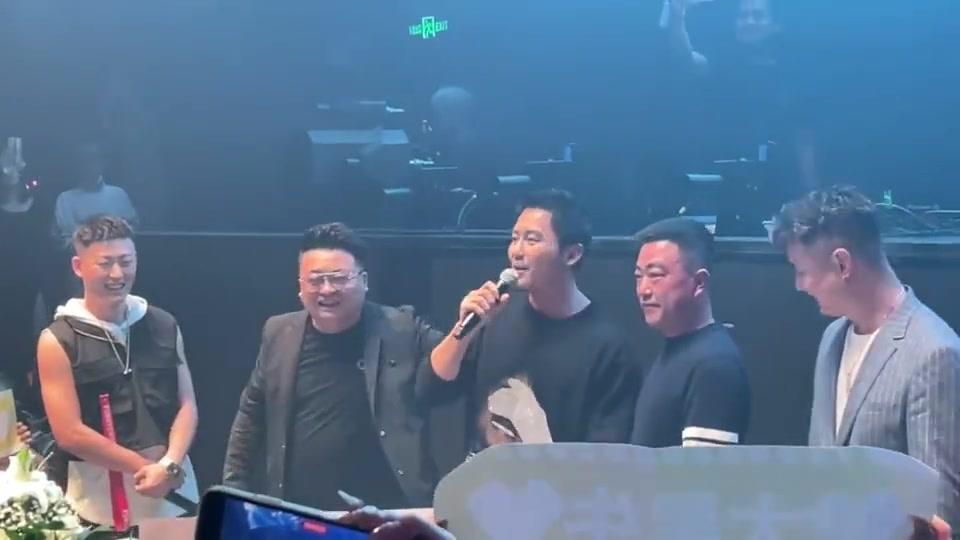 每桌都要送香槟,李晨开酒吧果然够大方够豪气