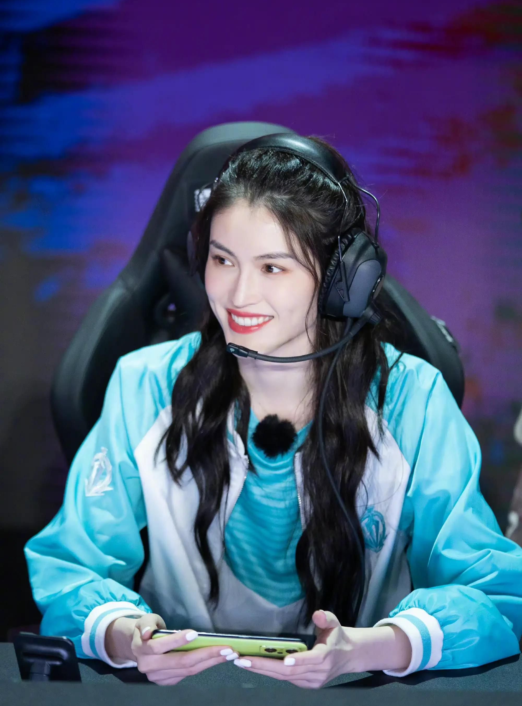 美艳动人,肤白貌美的何穗,魅力无限的写真照!__财经头条