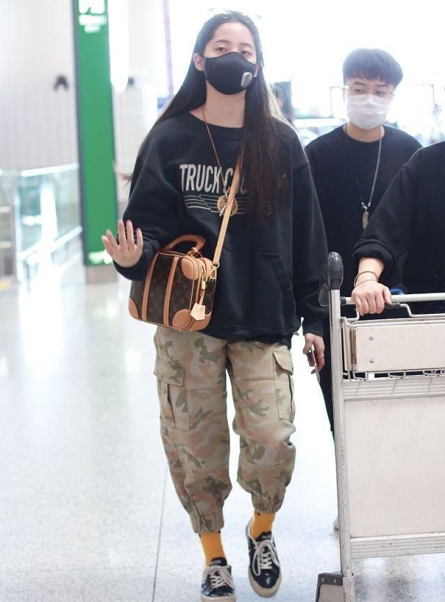 欧阳娜娜黑色卫衣搭配迷彩运动裤!__财经头条