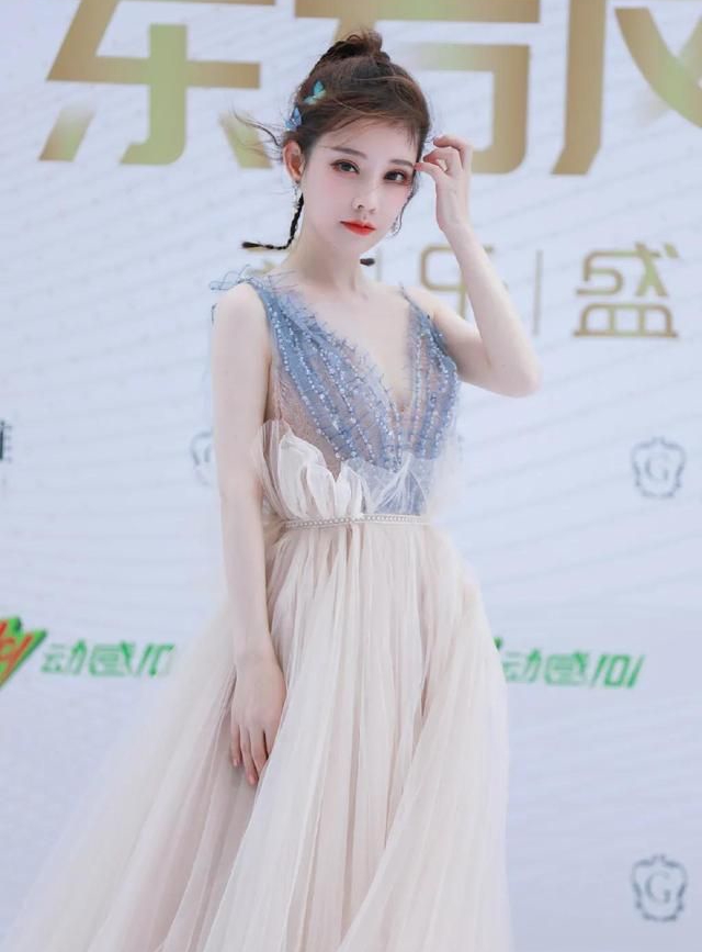 冯提莫露背裙写真!__财经头条