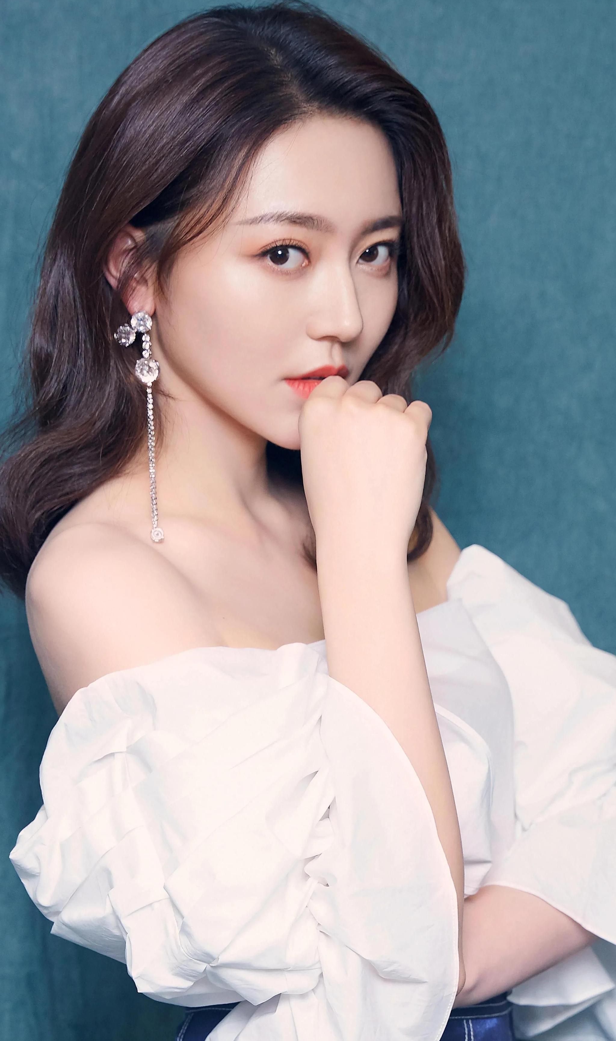 气质女神黄梦莹写真,优雅迷人!__财经头条