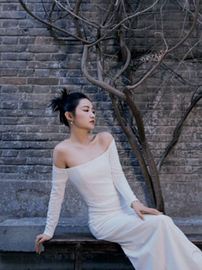 吴佳怡白色抹胸连衣裙优雅写真,清新淡雅,美艳动人!