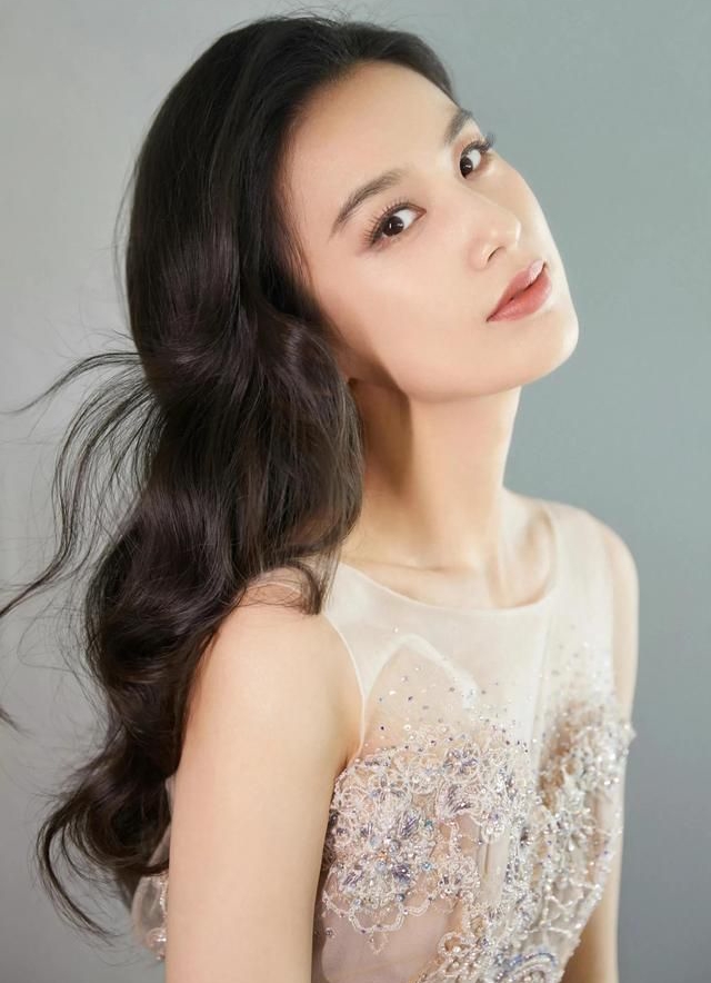 黄圣依温柔可人