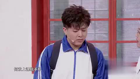 《你好,李焕英》张江扮演者何欢登场,一人饰俩角色,全程高能!_新浪新闻