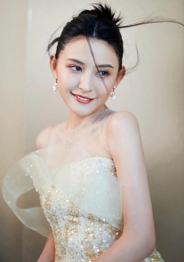 热依扎一袭珠绣蕾丝长裙