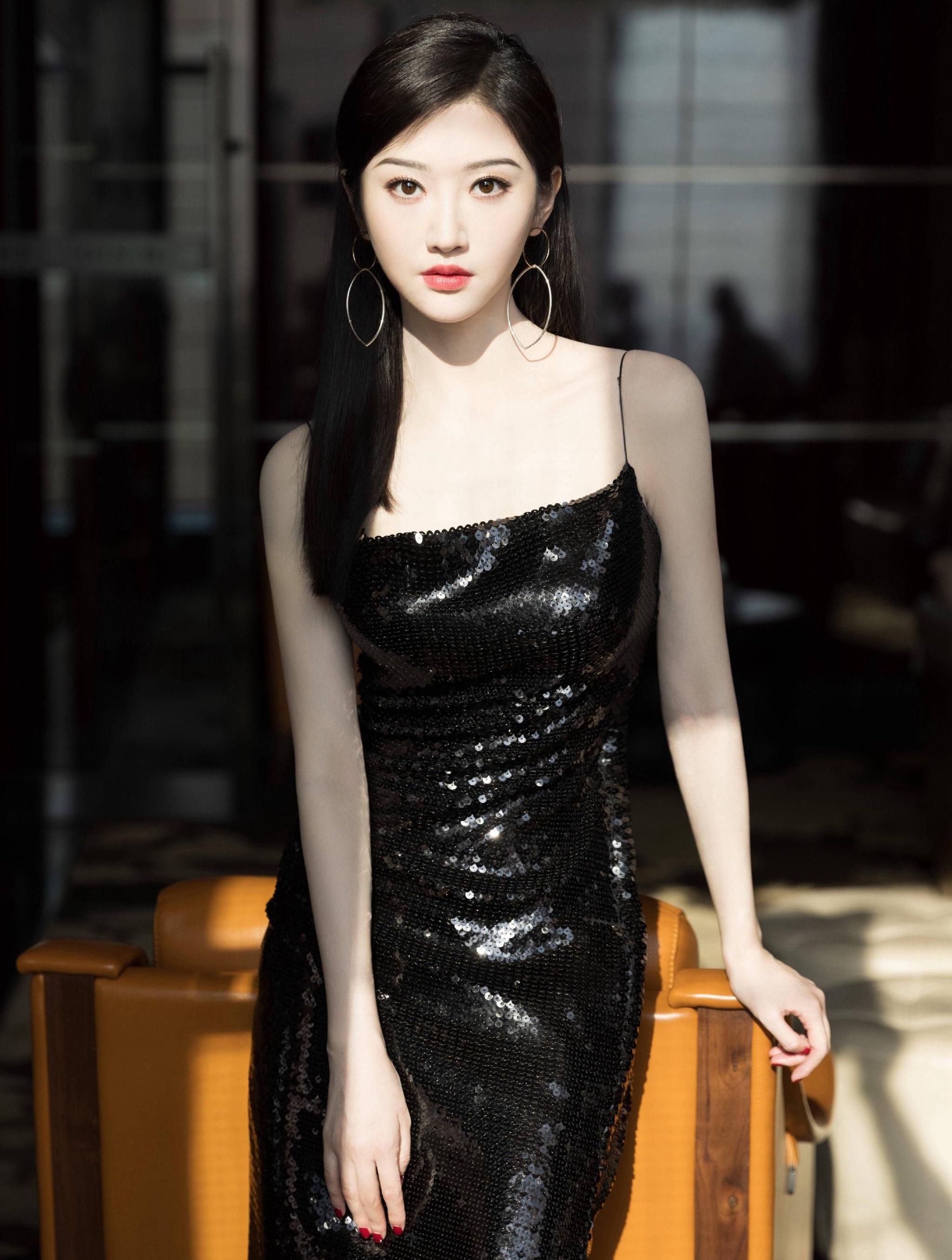 景甜吊带连衣裙写真灵动优雅美艳动人