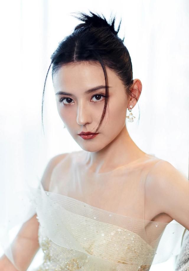 热依扎一袭珠绣蕾丝长裙