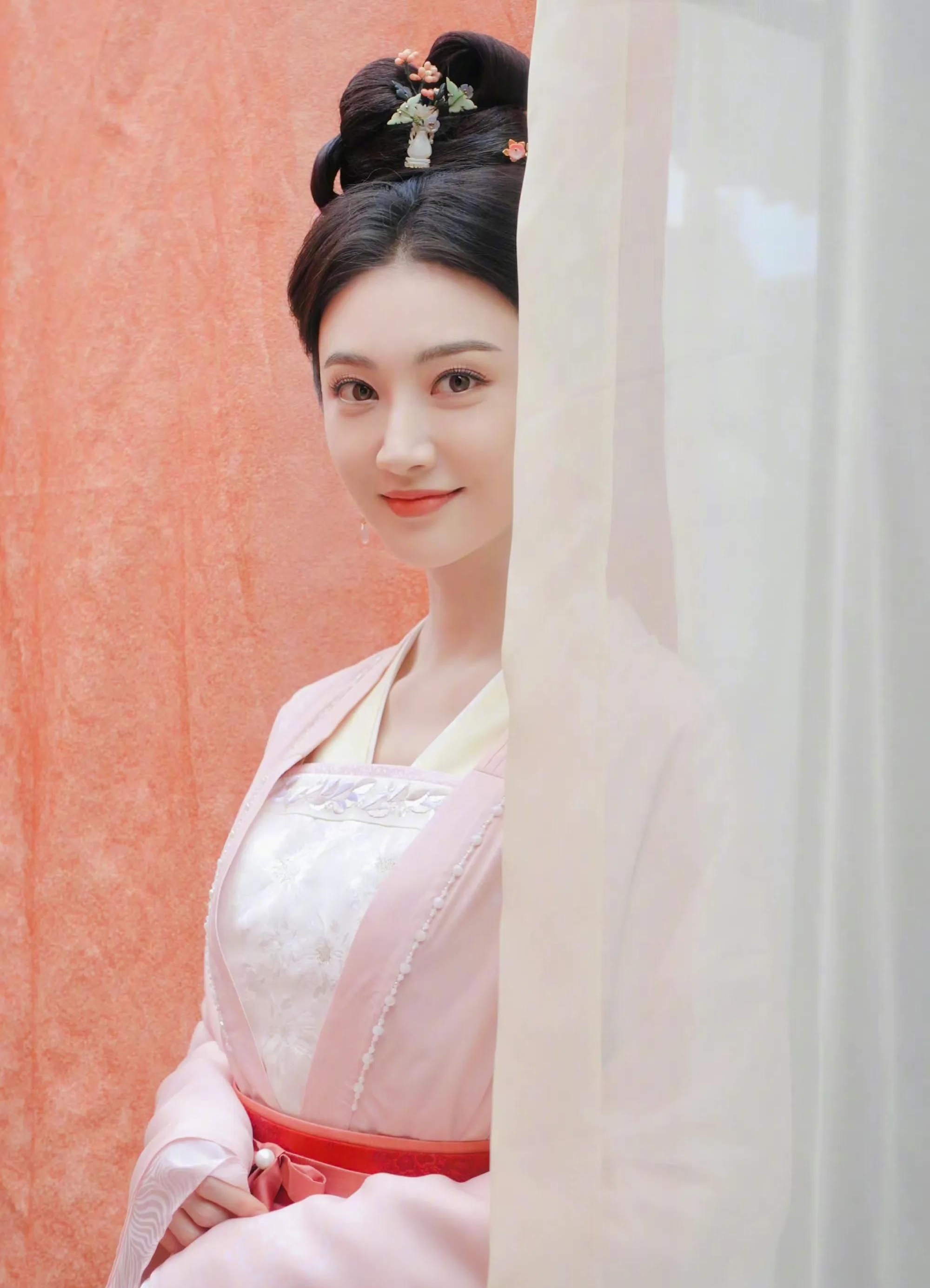 景甜一袭粉裙娇俏甜美,温婉娴静,美艳动人!