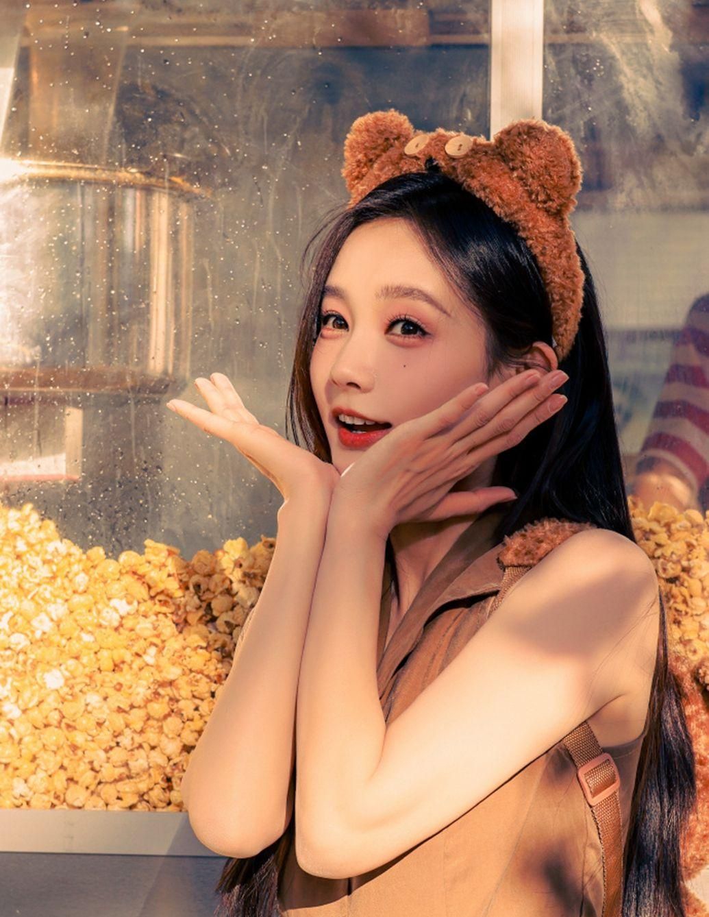 李一桐百褶裙可爱活泼写真清新淡雅俏丽动人