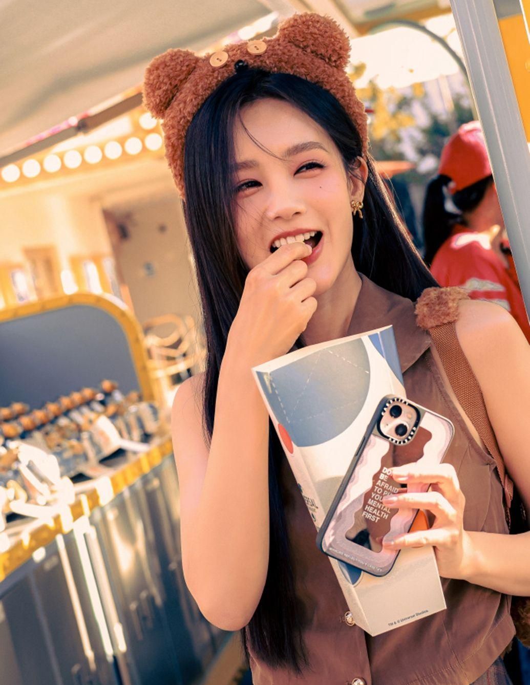 李一桐百褶裙可爱活泼写真清新淡雅俏丽动人