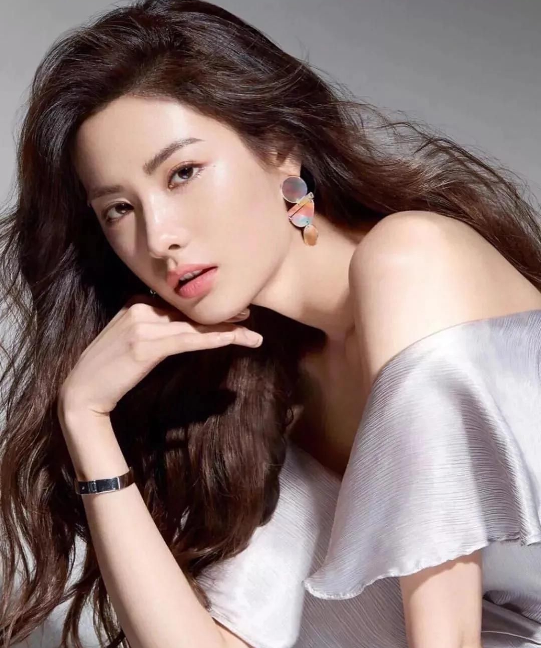 林珍娜美照,美丽动人!__财经头条