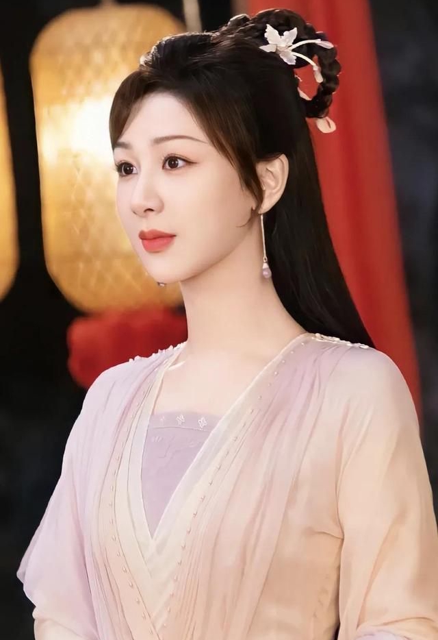 仙气飘飘的杨紫,优雅迷人!__财经头条