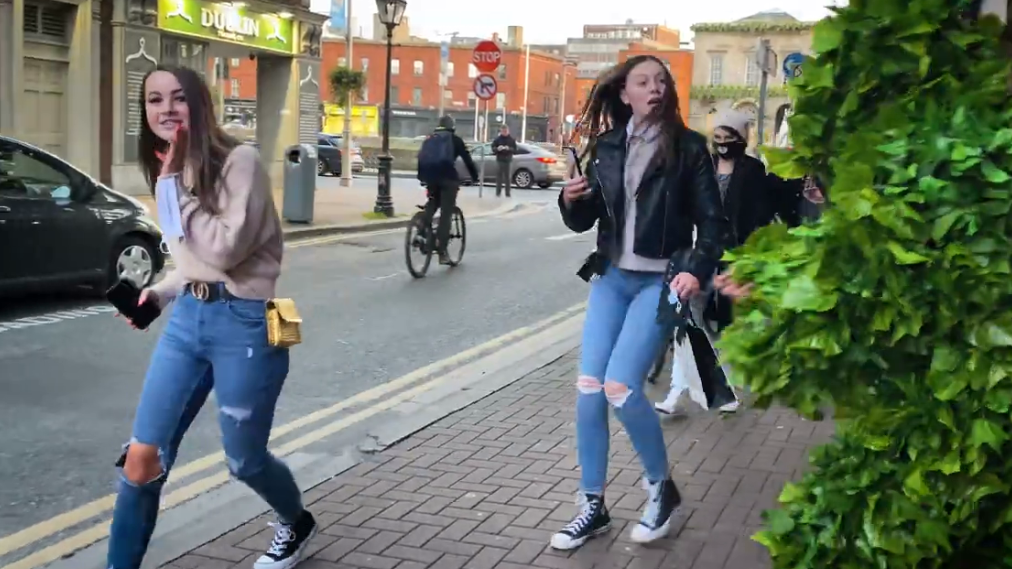 国外恶搞:小伙子街头对美女恶作剧,妹子被吓的乱跑