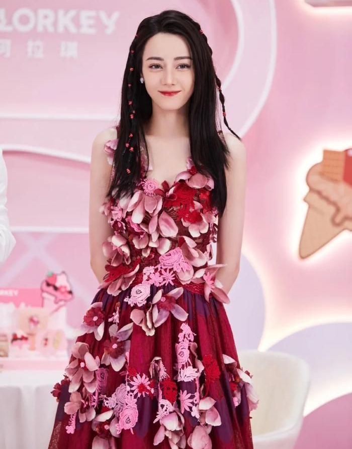 迪丽热巴花瓣红裙,优雅大方!_高清图集_新浪网