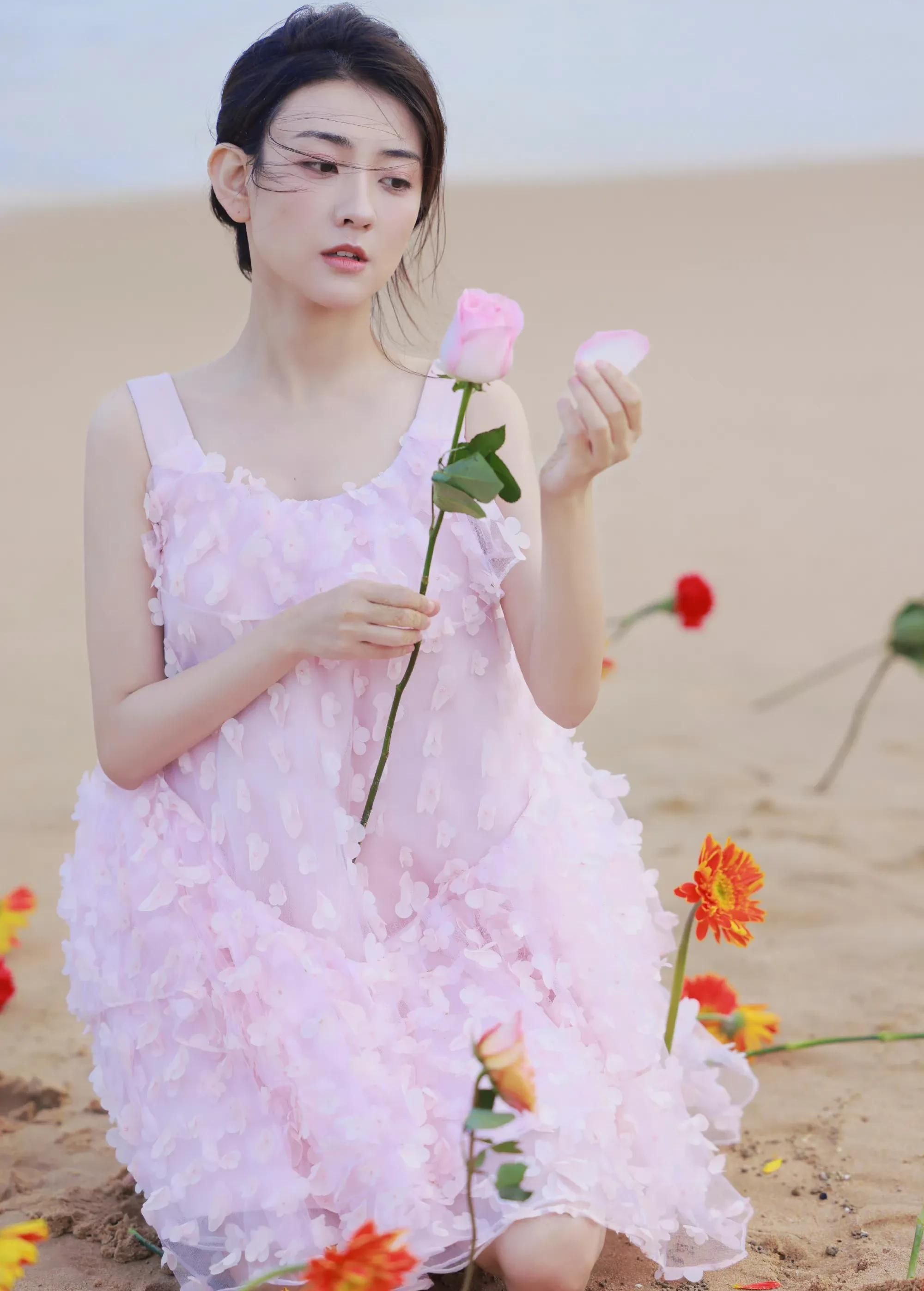 梁洁海边唯美风大片,一身粉裙也太温柔,楚楚动人!__财经头条