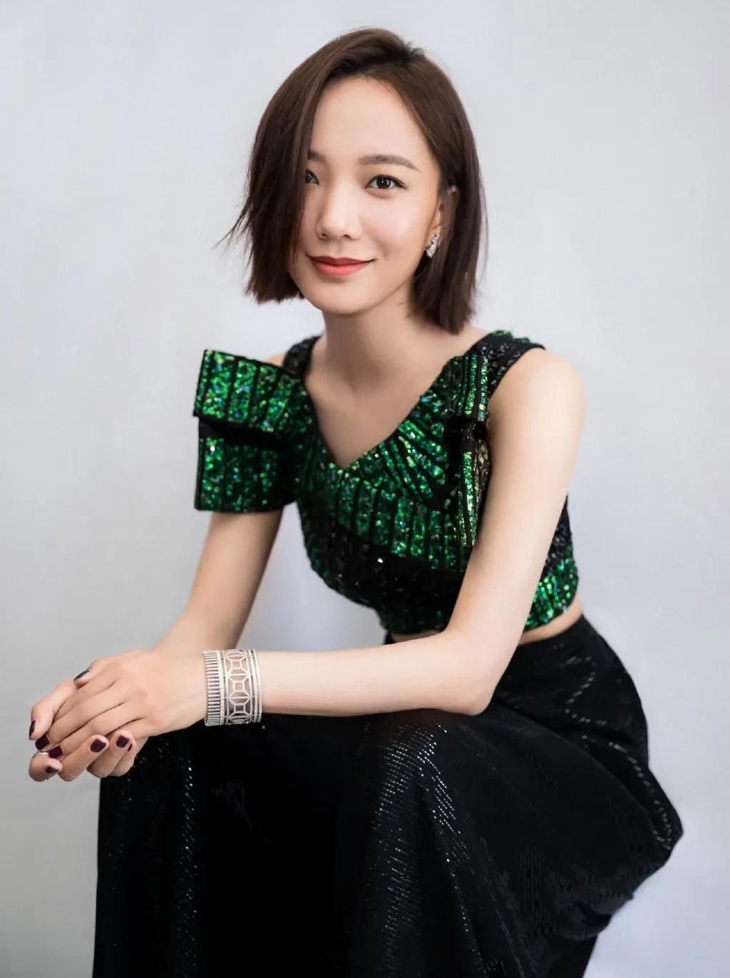 干练时尚的王珞丹楚楚动人温婉秀丽的写真照