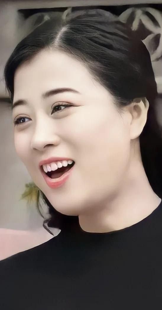 王红梅笑容很甜美,魅力动人!_高清图集_新浪网