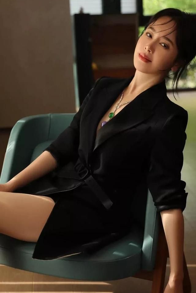 左小青成熟妩媚