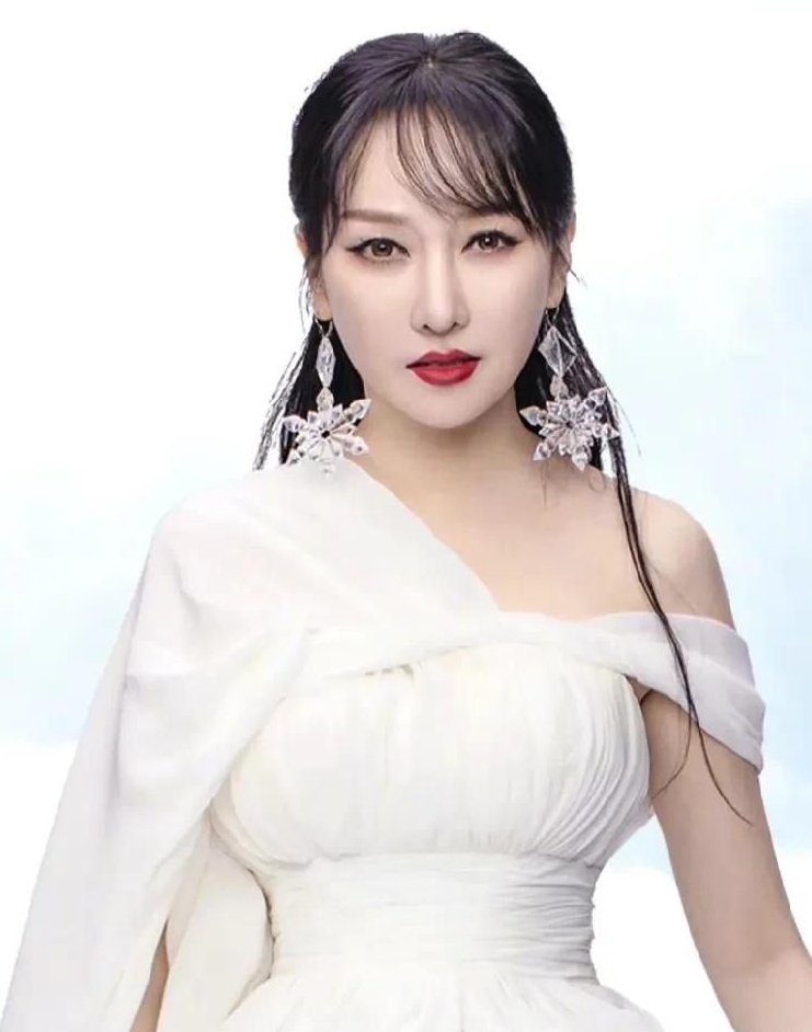 温婉秀丽的萨顶顶,优雅迷人,清新脱俗的写真照!__财经头条