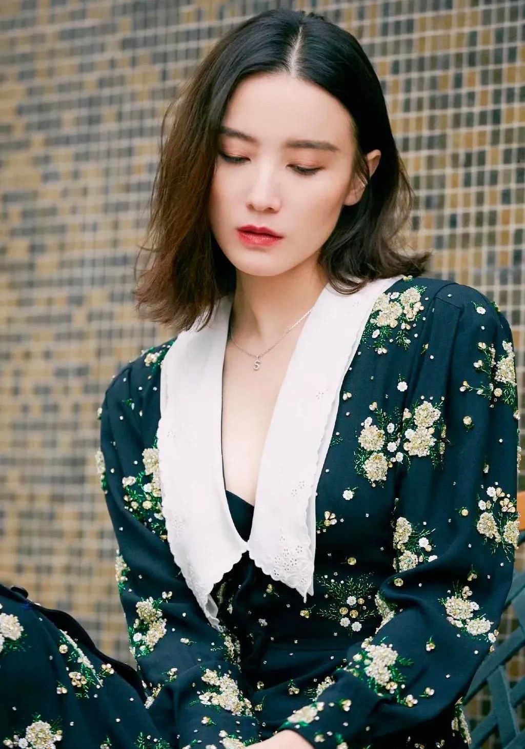 时尚干练的宋佳优雅迷人文雅秀丽的写真照