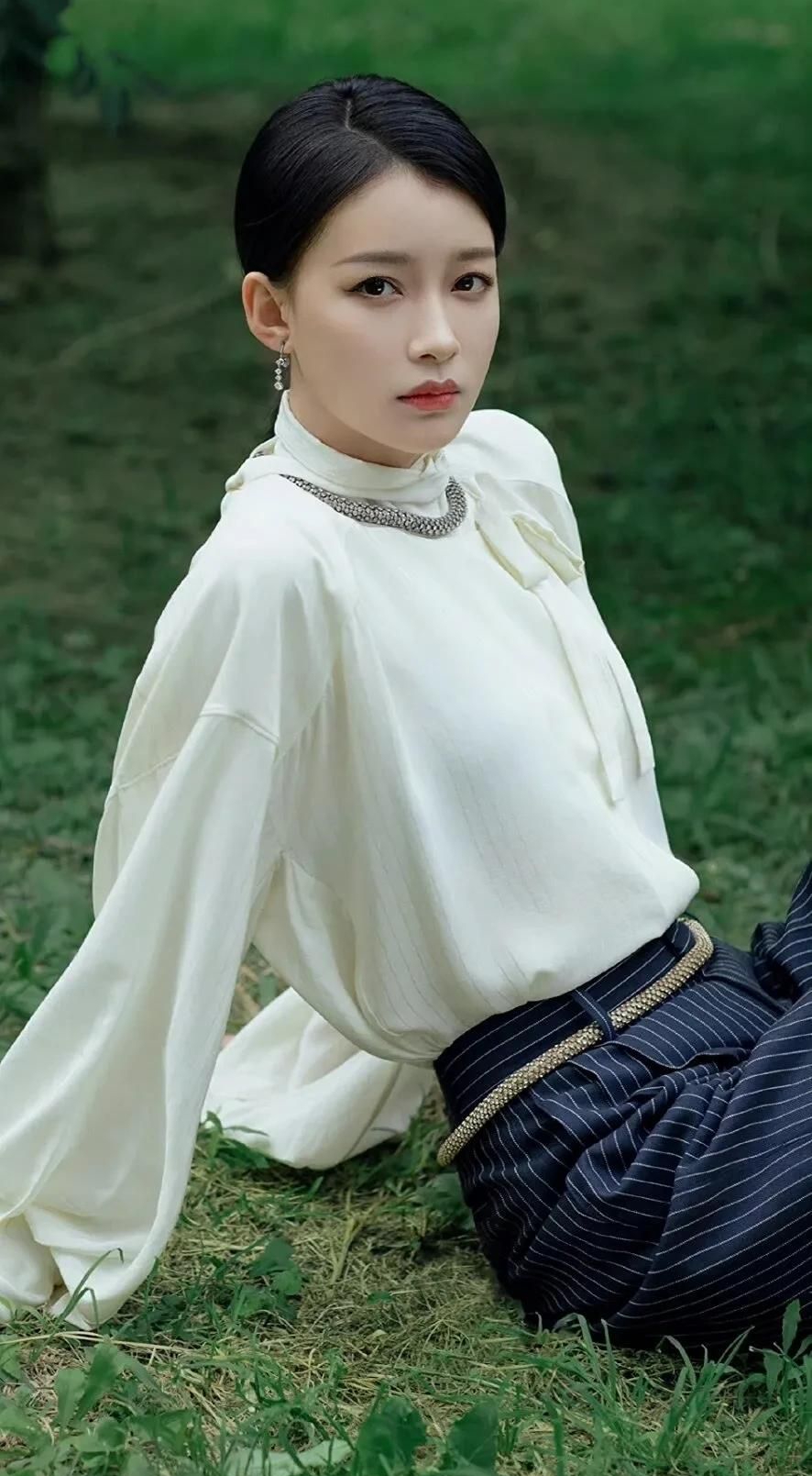 孙怡清新淡雅俏丽写真,楚楚动人!_高清图集_新浪网