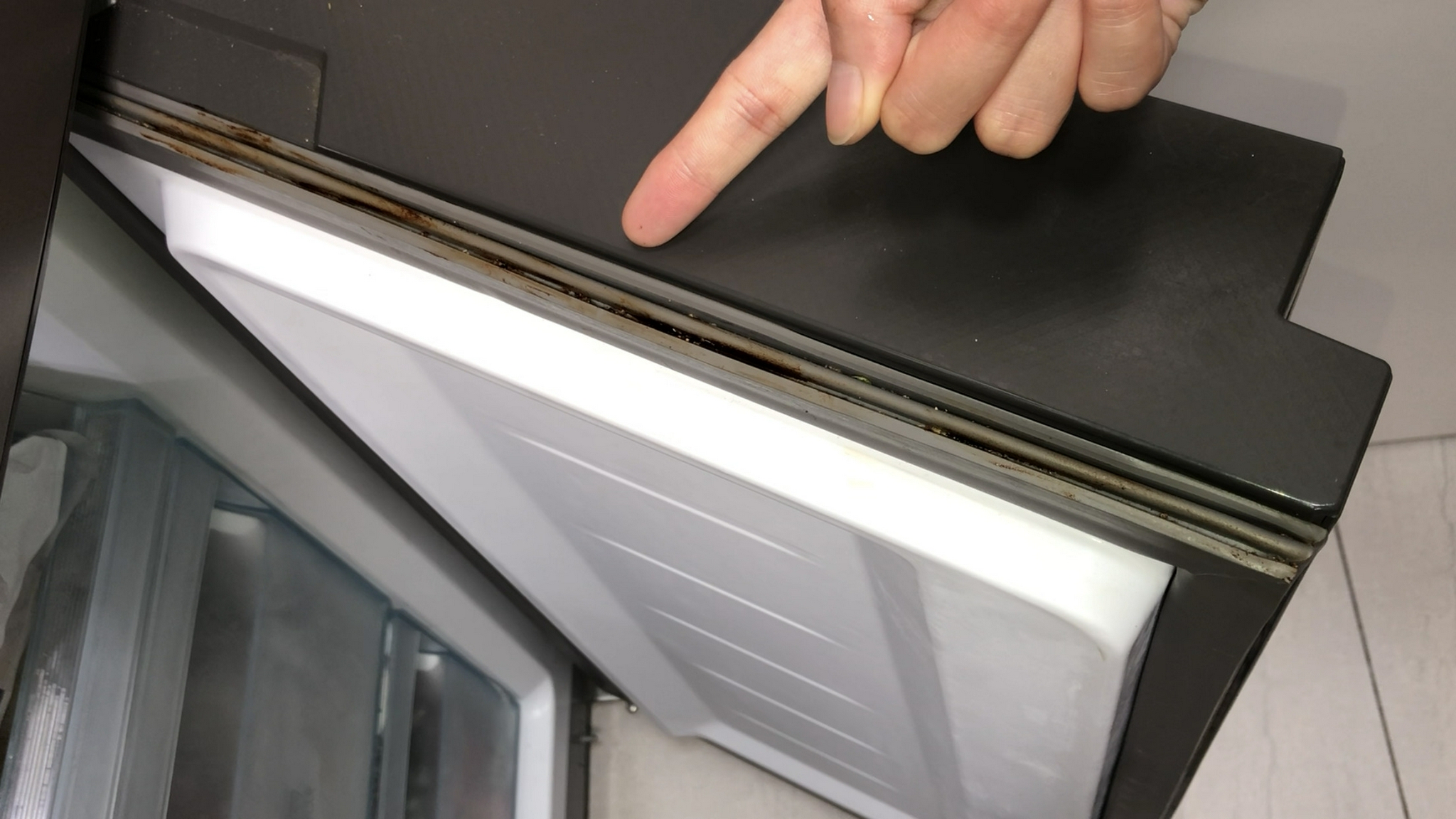 冰箱封条发霉洗不掉?分享个除渍窍门,几分钟擦的干干净净