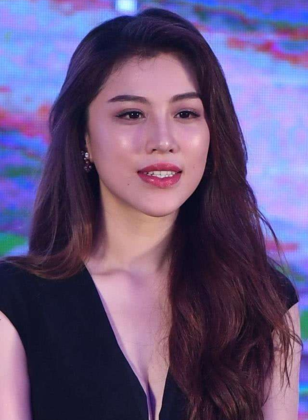 刘翔前妻葛天晒近照,穿古装难掩事业线,自曝横店拍戏引期待