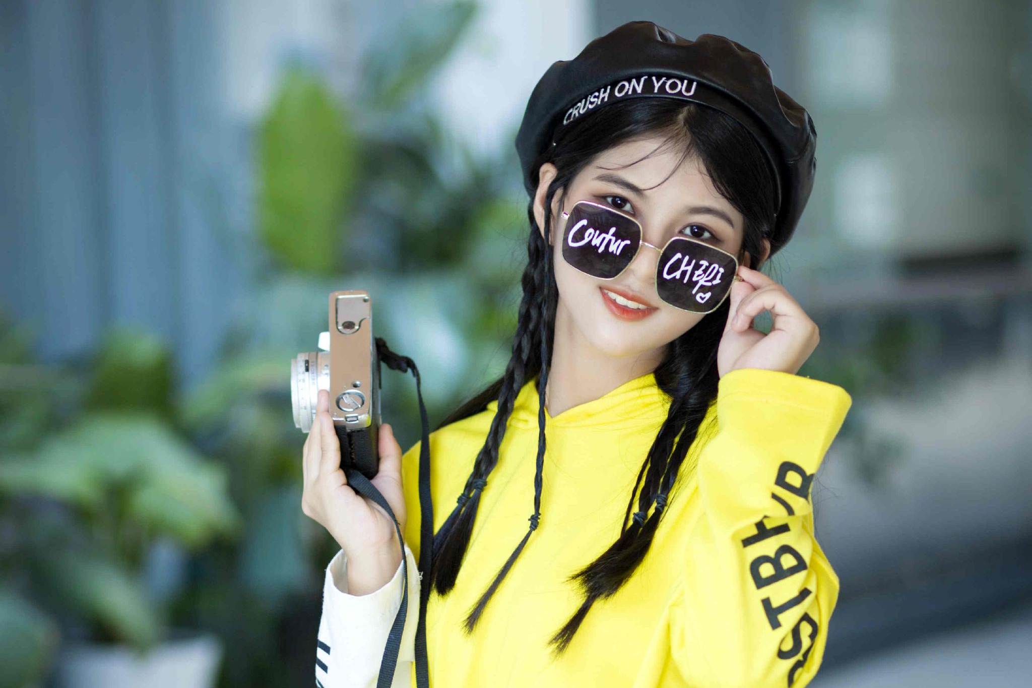 夏梓涵秋日写真手机壁纸,穿黄色上衣活力满分