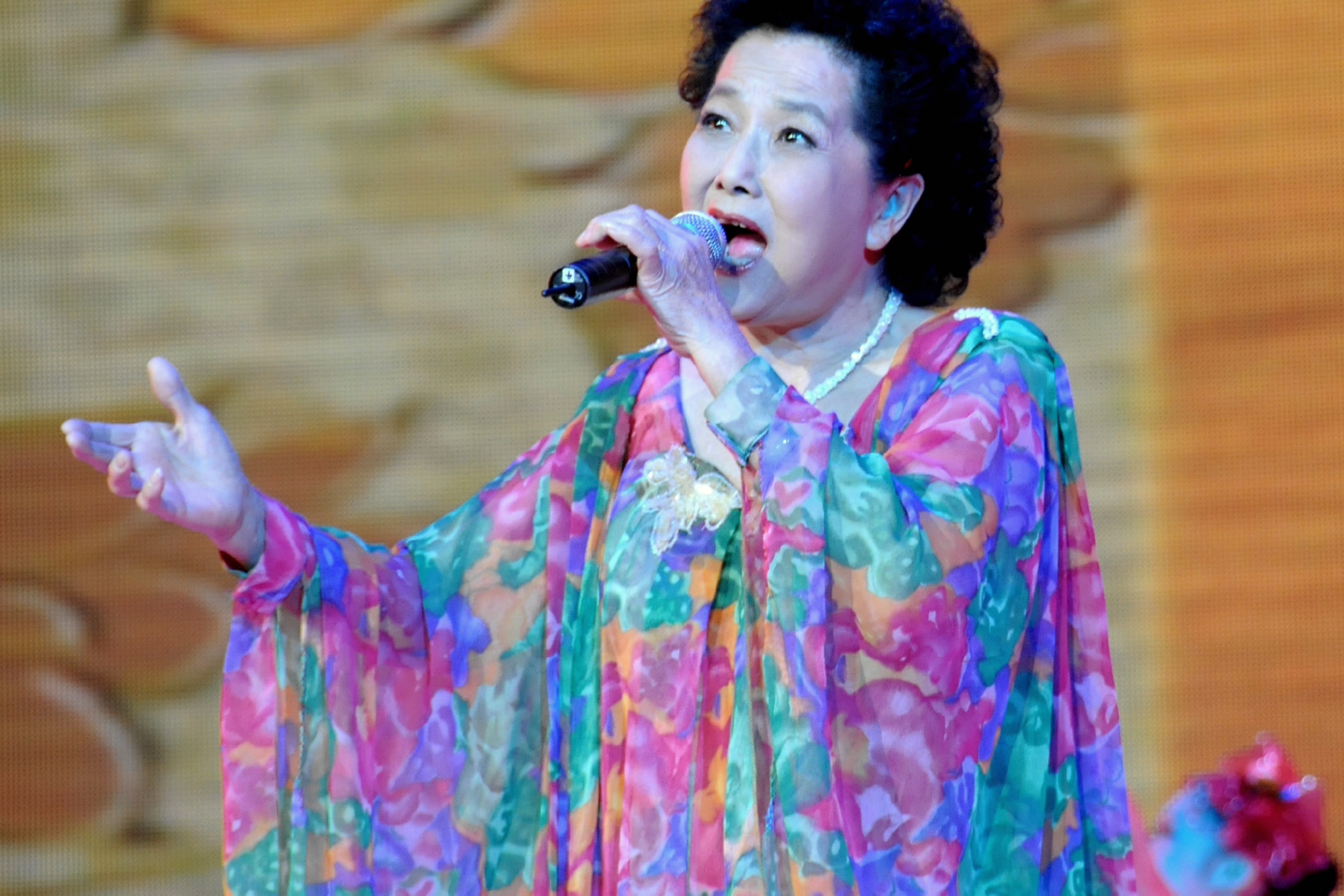 殡仪馆为母亲设灵堂,因为疫情的关系,黄母去世整整五十日才举办丧礼