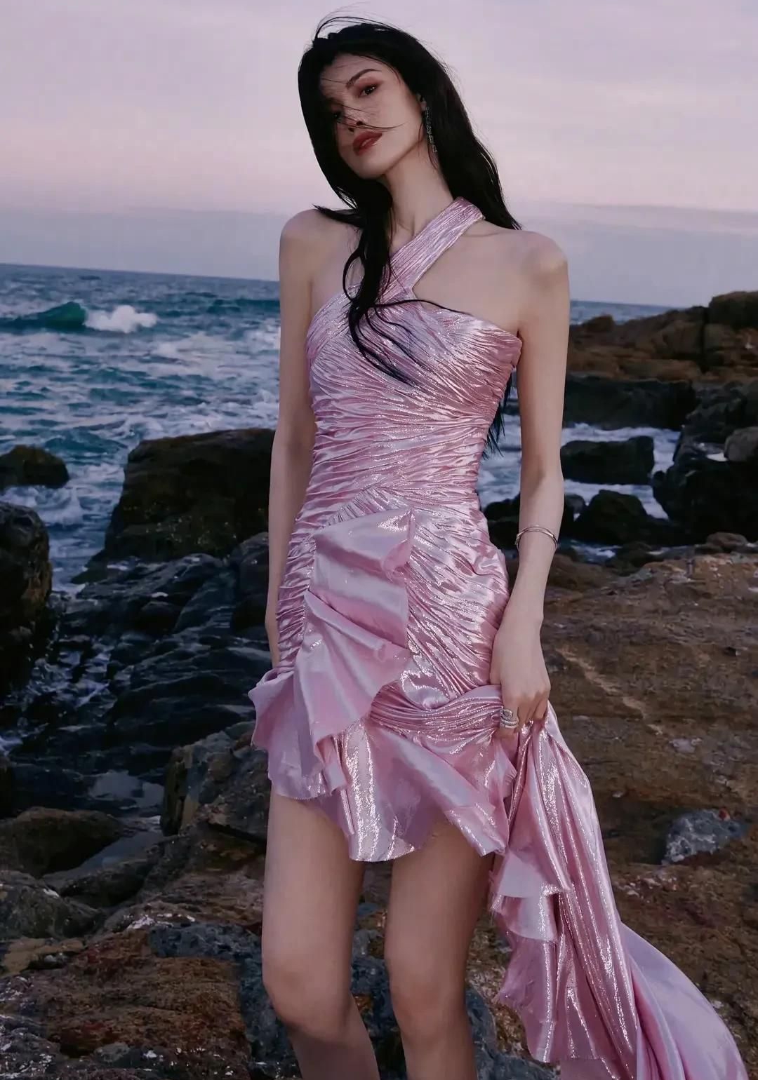 何穗高清美艳可人写真,身姿窈窕!__财经头条