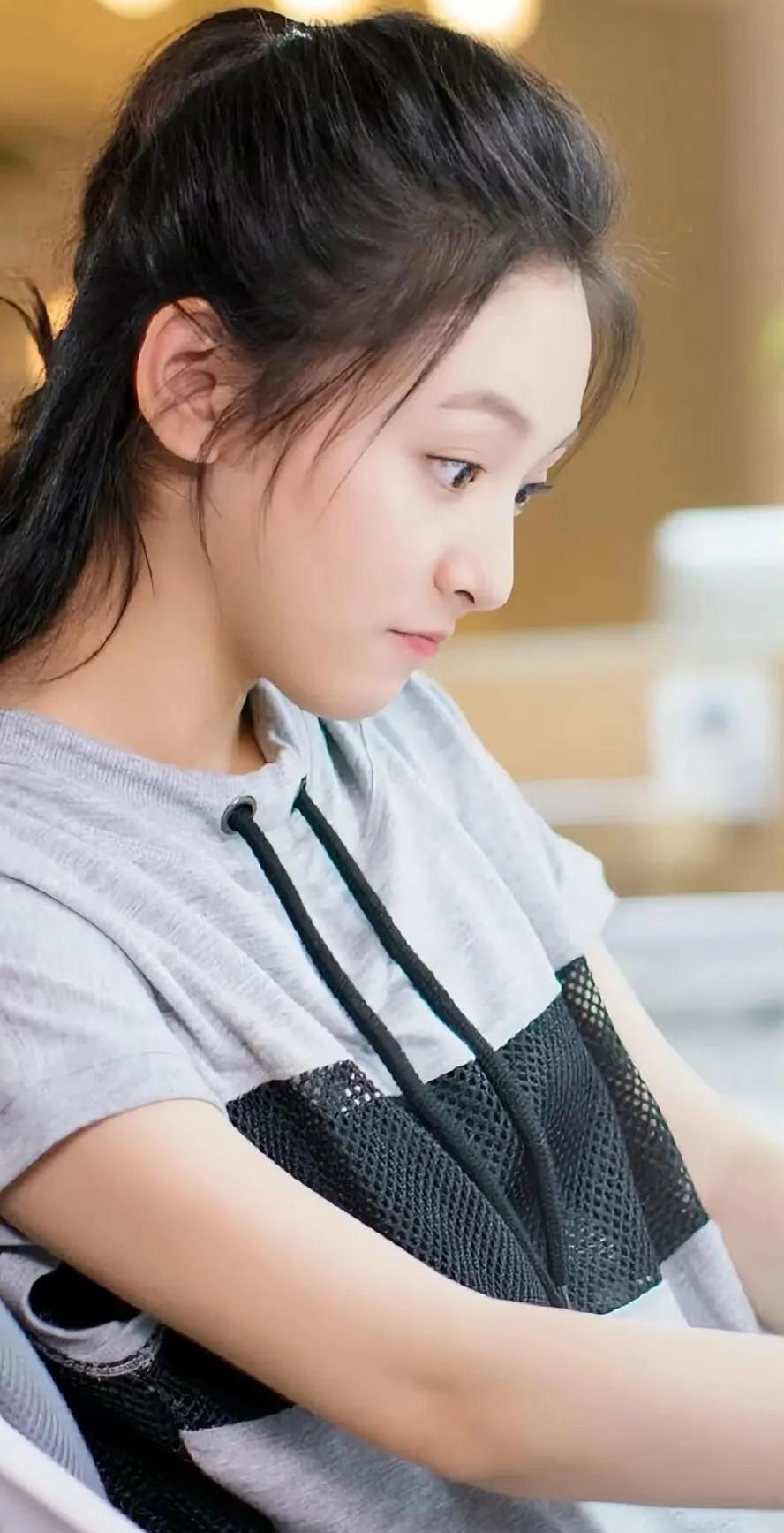 可爱的吴倩清纯可人