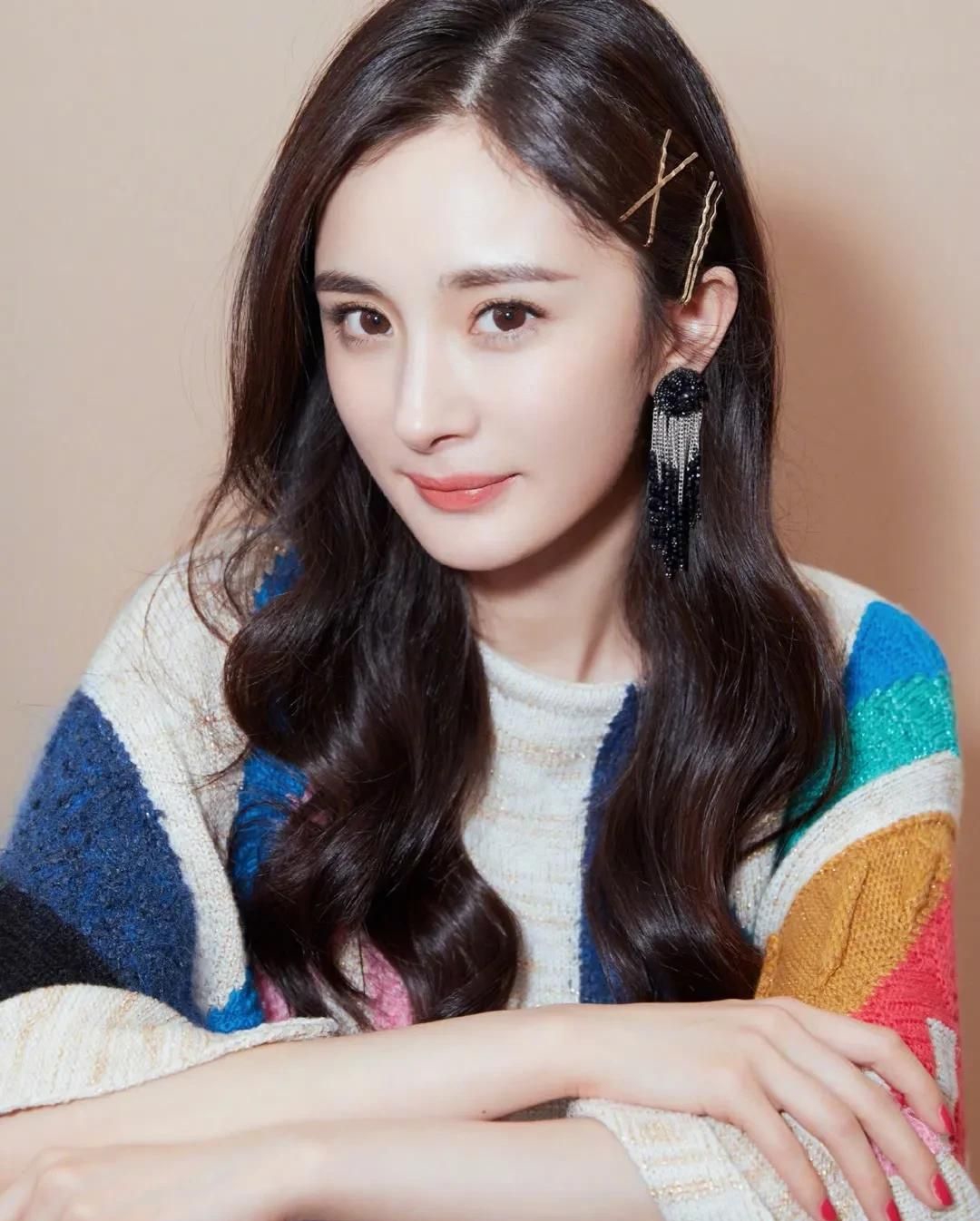 杨幂时尚可爱俏丽写真,优雅灵动!__财经头条
