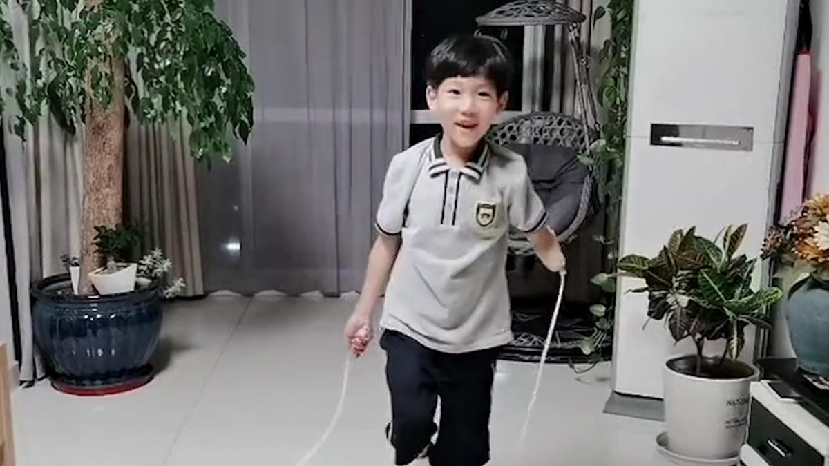 7岁独臂男孩努力学跳绳:因为所有的小朋友都会跳!