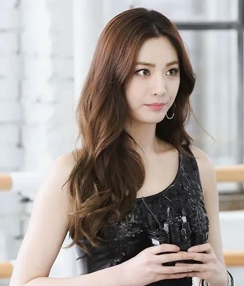 美女林珍娜,时尚俏丽,温婉秀雅的写真照!__财经头条