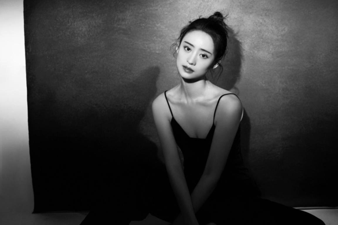 依灵黑白写真曝光 大秀优美曲线|依灵|曲线|白子_新浪新闻