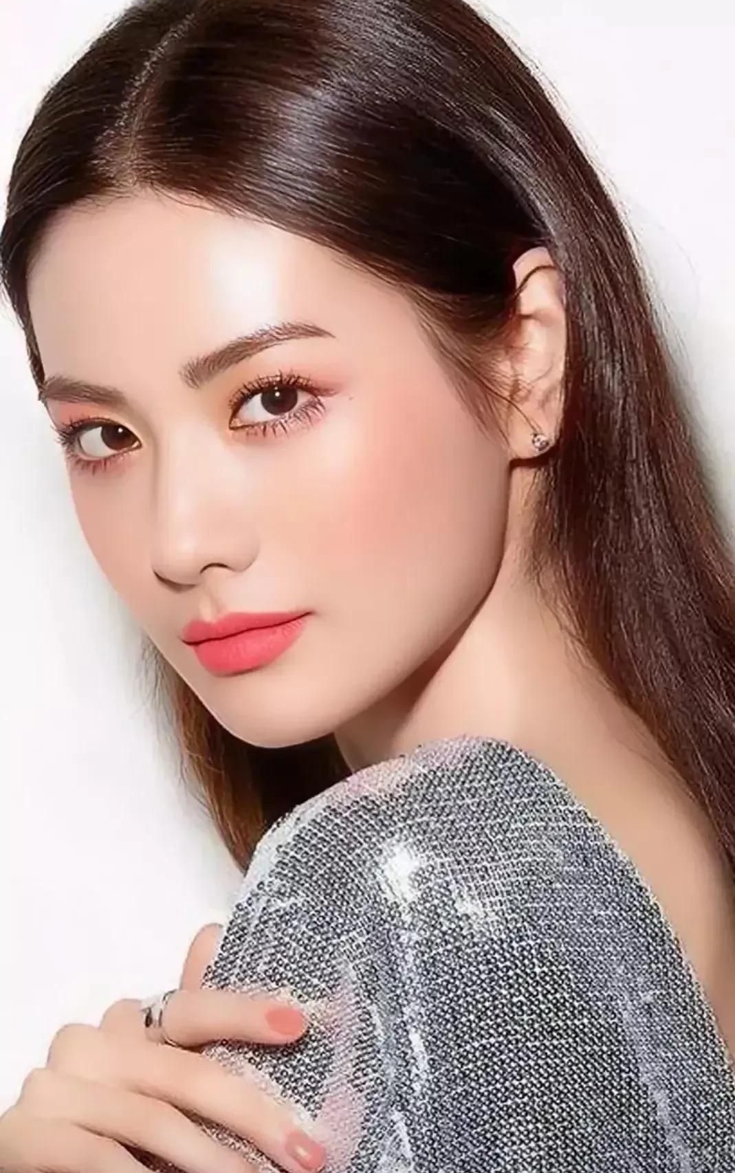 美女林珍娜,优雅迷人,温婉秀雅的写真照!