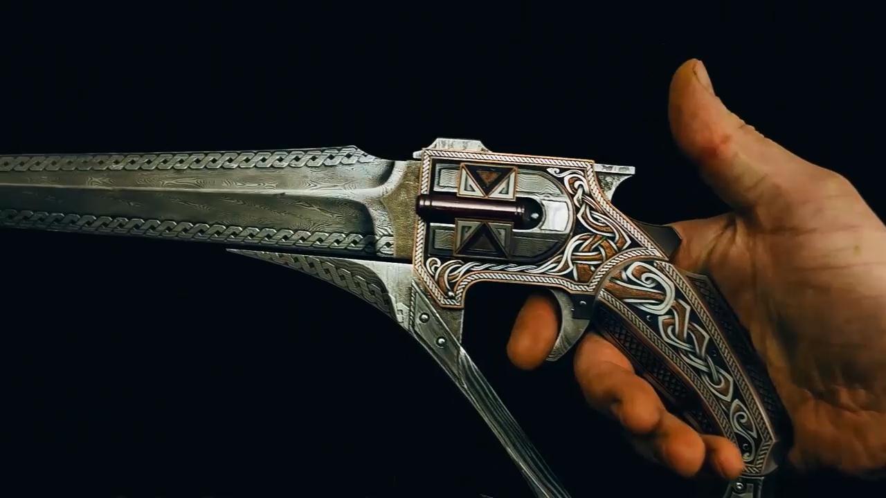 一把左轮手枪造型的定制刀带维京雕刻花纹