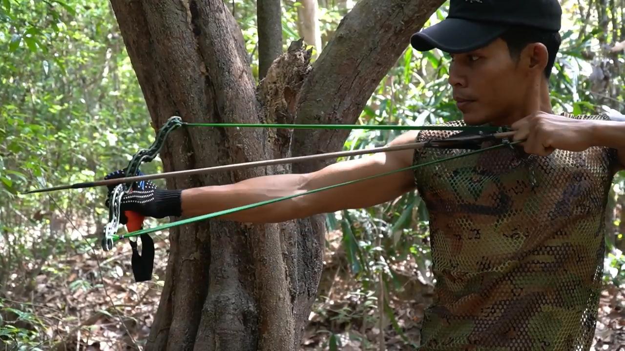 弹弓的高级玩法用摩托车链条制作可以射箭的捕鱼弹弓