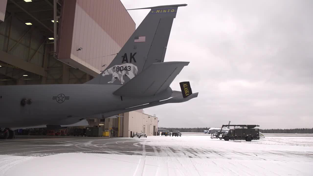 美军艾尔森空军基地,kc-135加油机雪天机库出场过程