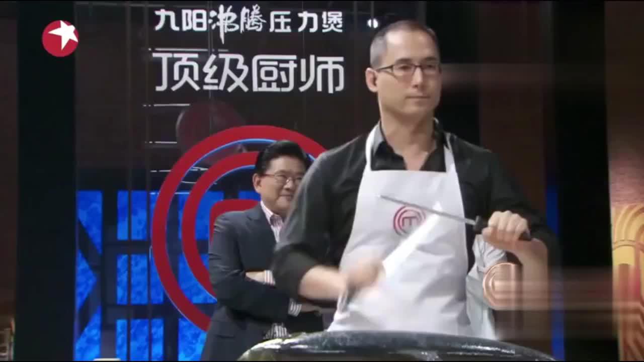 顶级厨师:刘一帆示范切“三文鱼”,剔骨太快了,学员们赞叹不已_新浪新闻
