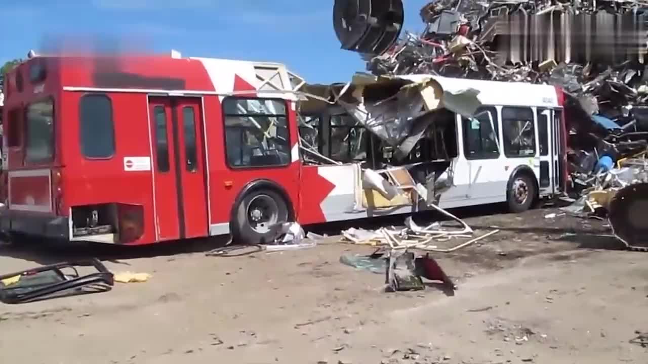 原来报废公交车是这样处理的我还是第一次见到