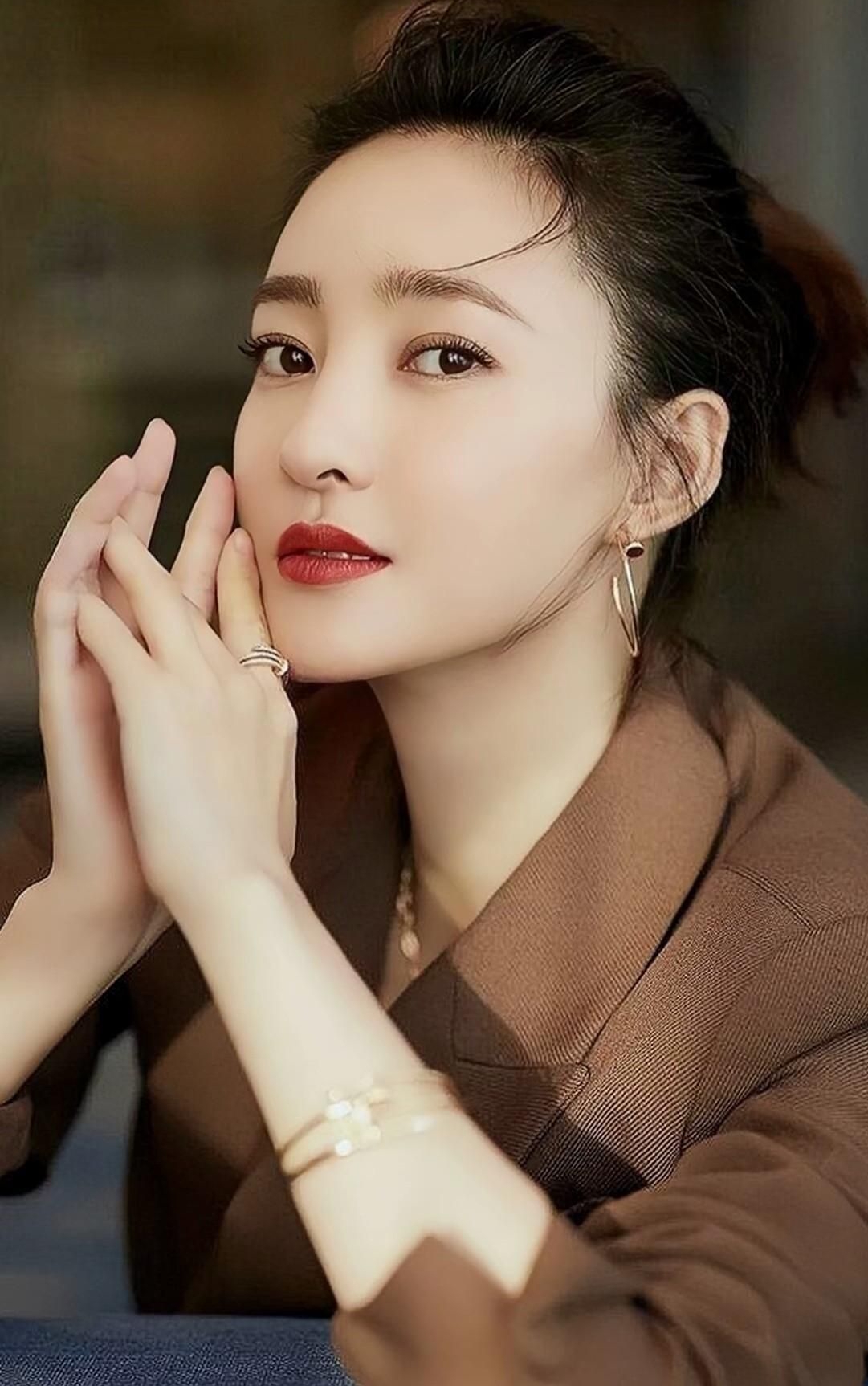 王丽坤高清冷艳美照,优雅迷人!__财经头条