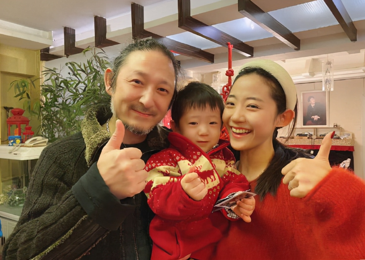 王菲恩师,音乐人三宝二胎得女,与小25岁娇妻三年抱俩拍全家福