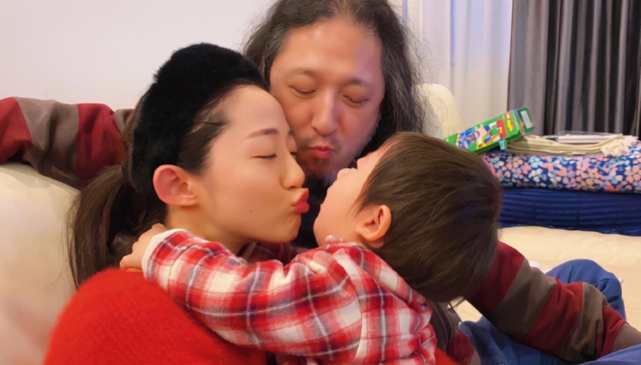 王菲恩师,音乐人三宝二胎得女,与小25岁娇妻三年抱俩拍全家福