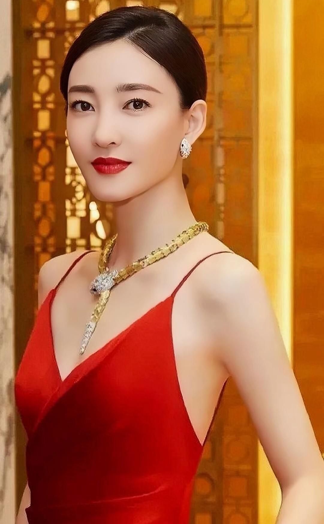 王丽坤高清冷艳美照,优雅迷人!__财经头条